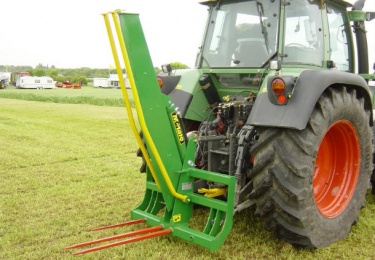 285_1-Bale-Splitter-on-tractor-open_1